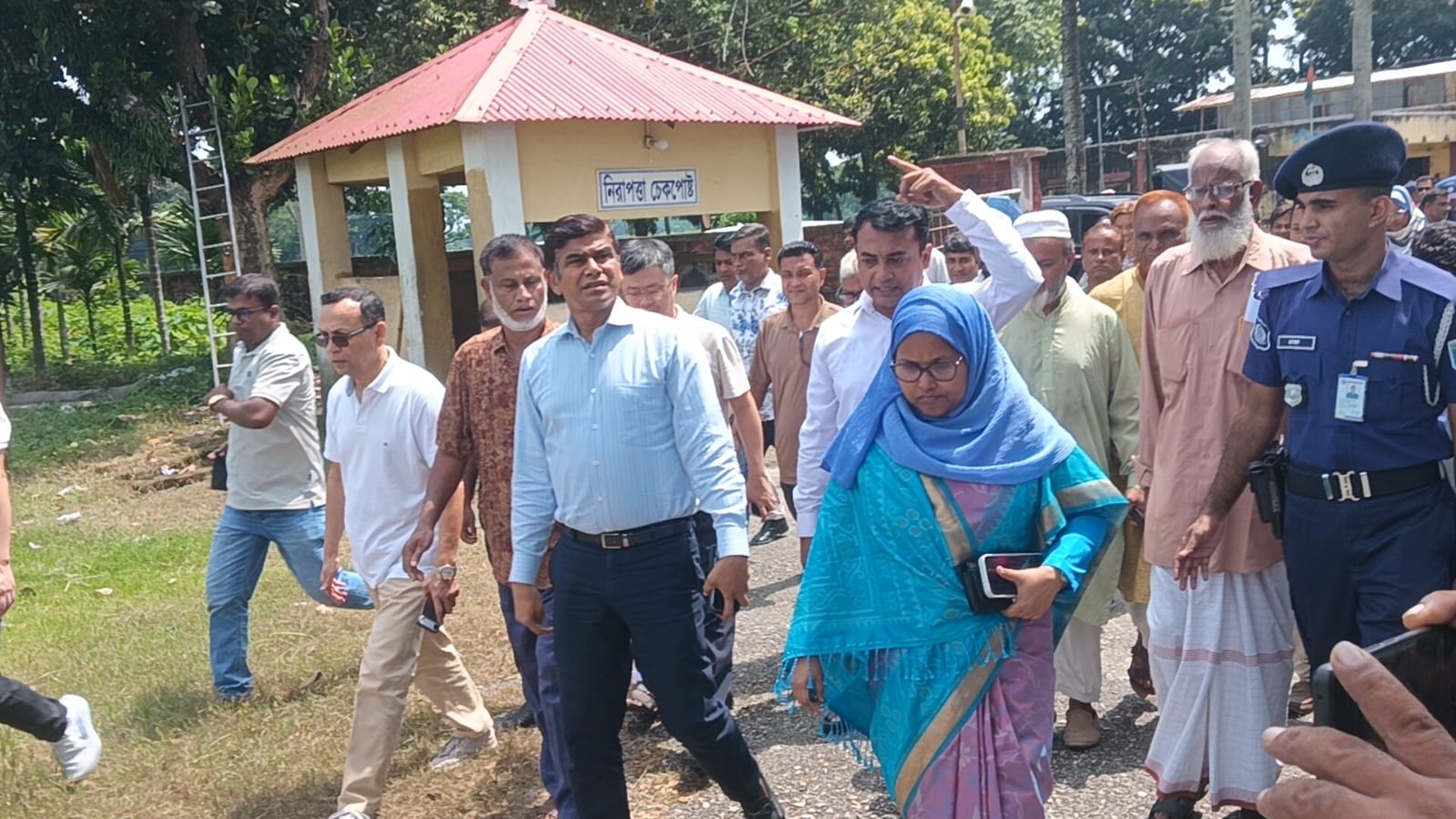 বিদেশি বিনিয়োগকারী দল নিয়ে বন্ধ পঞ্চগড় চিনিকল পরিদর্শনে পানিসম্পদ প্রতিমন্ত্রী
